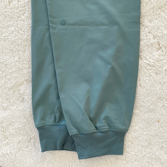 ❤️ Lululemon On the Fly Jogger 28" *Luxtreme Green Size 6 NWOT - Picture 3 of 8